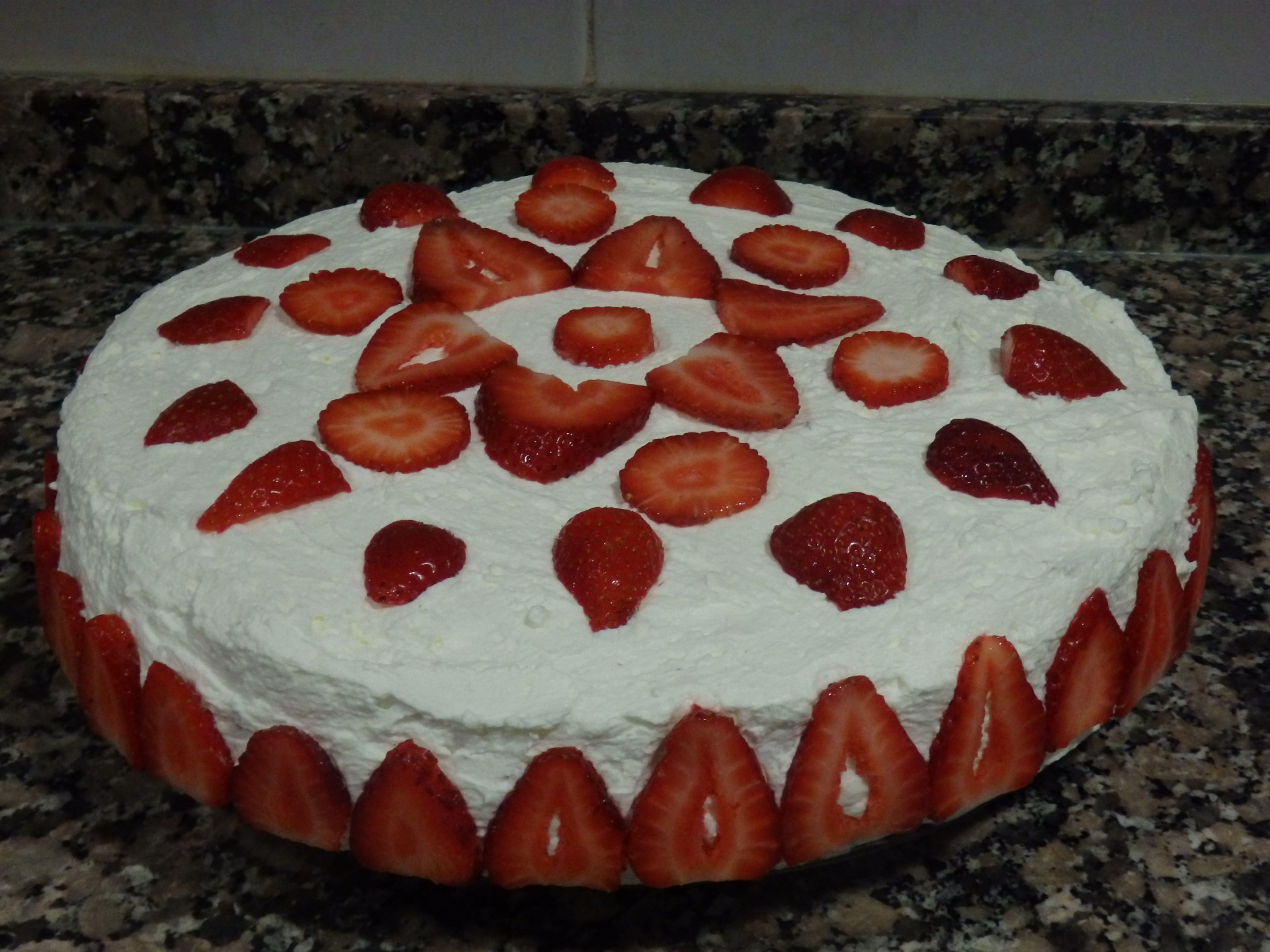 OSUKAA IS COOKING PASTEL DE NATA Y FRESAS RELLENO DE MERMELADA DE FRESAS Y NATA ROSA / WHIPPED