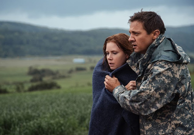 Amy Adams and Jeremy Renner in Arrival (2016)