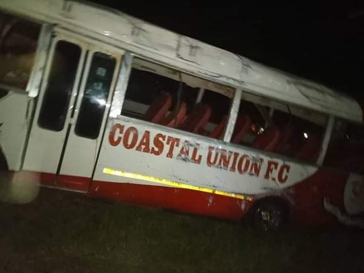 GARI LA COASTAL UNION LIKIWA NA MASHABIKI WALIOENDA KUMSHANGILIA BONDIA MWAKINYO LAPATA AJALI