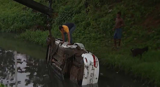 Carro cai em canal e motorista fica ferida em Salvador