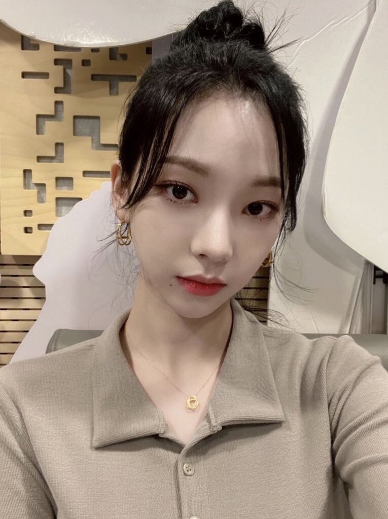 걸어가는 카리나 옆태 - 꾸르