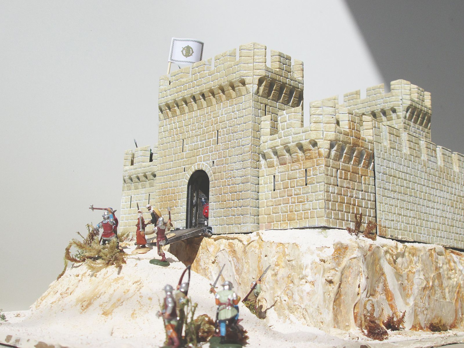 Toy Soldier Chest: Crusader Castle 1/72 MiniArt Fortress 72004