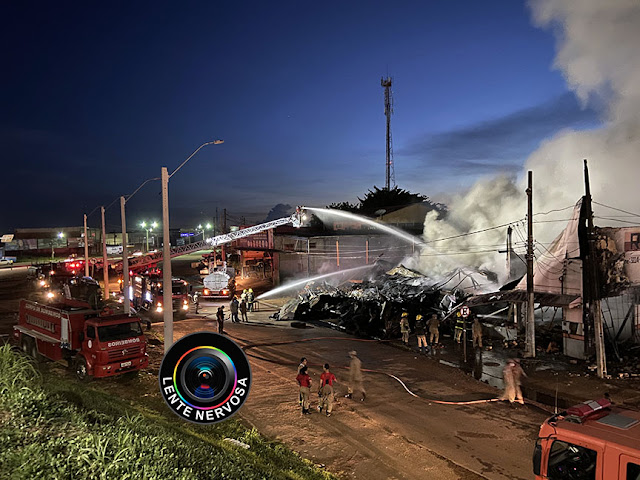 Revendedora de pneus é destruída por incêndio na capital - VEJA AS FOTOS 19 Revendedora de pneus é destruída por incêndio na capital - VEJA AS FOTOS