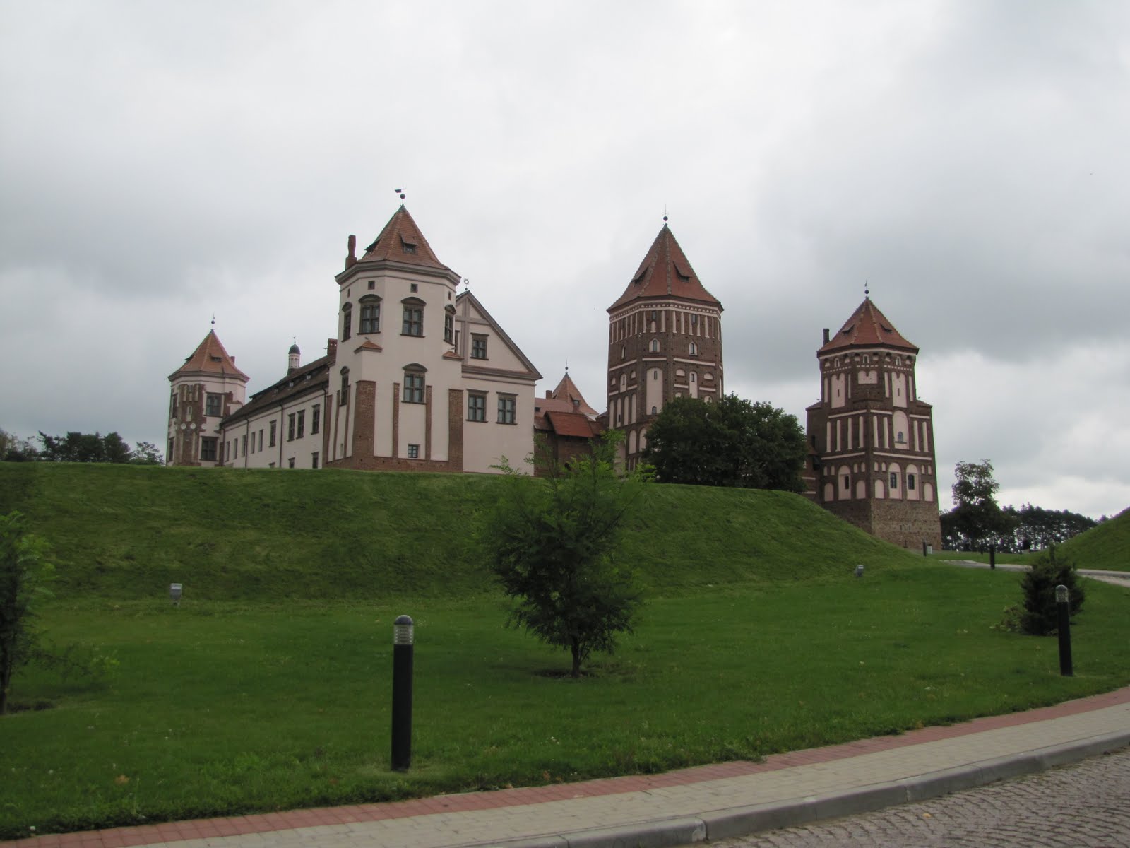 мирский замково-парковый комплекс. несвижский замок юнеско. юнеско наследие в рб.