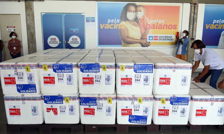 Bahia recebe 431 mil doses de vacina contra Covid-19 na segunda e 1º lote da Pfizer