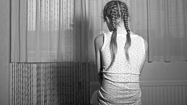 Πούλησε τη 12χρονη κόρη της για 10.000 ευρώ και δήλωσε απαγωγή στο «Χαμόγελο» Πούλησε τη 12χρονη κόρη της για 10.000 ευρώ και δήλωσε απαγωγή στο «Χαμόγελο»