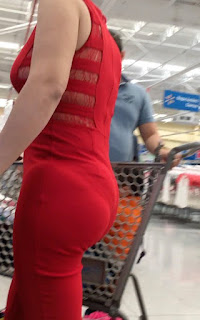 Señora supermercado marcando calzon ropa ajustada