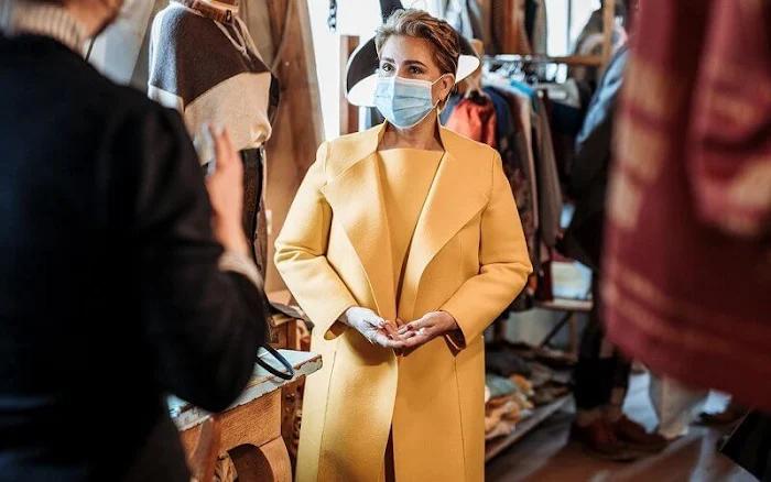 Grand Duchess Maria Teresa wore a black embroidered drill coat from Valentino. Yellow coat. BENU Village Esch in Esch-sur-Alzette