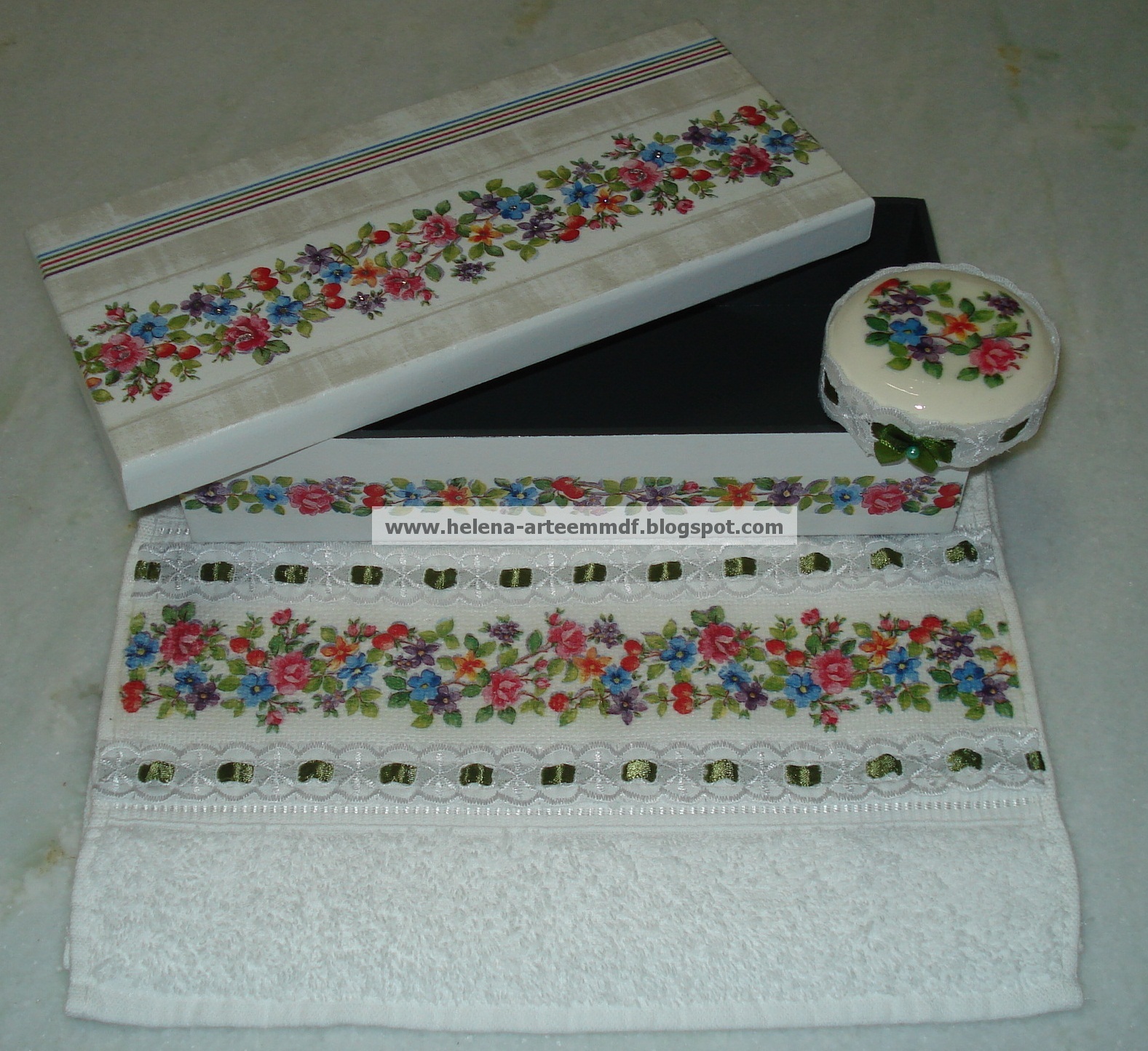 Helena Cássia ARTESANATO (1)Decoupage em madeira, toalha e