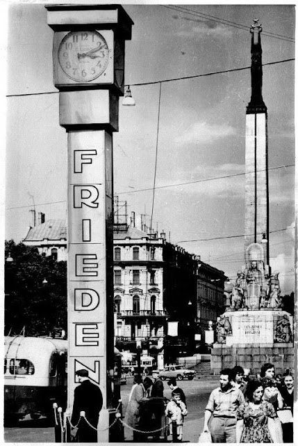 1963 год. Улица Ленина на пересечении с бульваром Падомью. Часы "Frieden"
