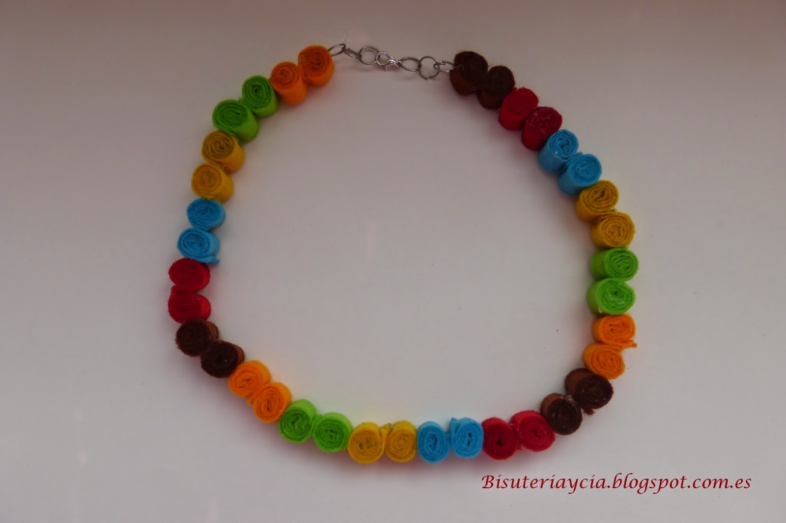 Bisuteriaycia: Collar de rollitos fieltro