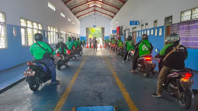 Cegah Corona, Gojek Bagikan Ribuan Masker Reusable & Hand Sanitizer