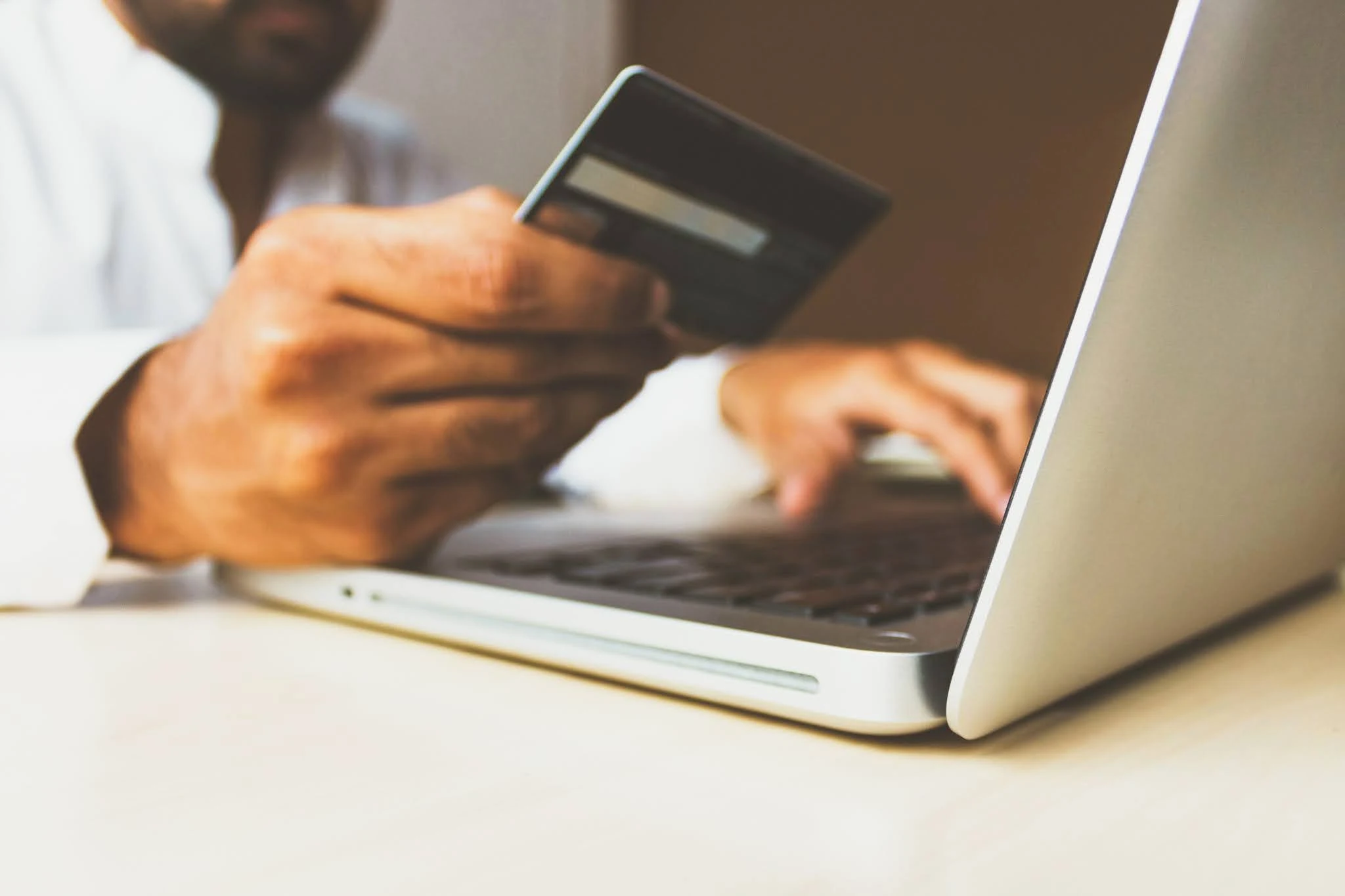 ada banyak metode pembayaran untuk bisnis kecil, seperti mobile banking, dan e-wallet. DANA, OVO, GOPAY, Google Pay, Shopee Pay merupakan contoh e-wallet yang marak digunakan.