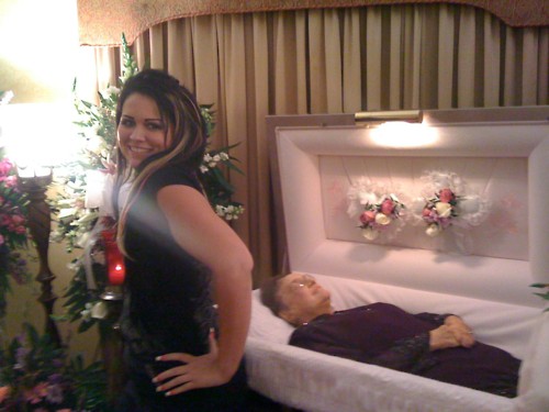 Cani+posando+con+su+abuela+MUERTA.jpeg