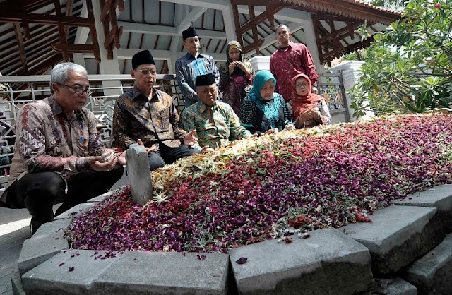 Inilah Cara Kita Menebus Dosa Kepada Orang Tua yang Sudah Meninggal.