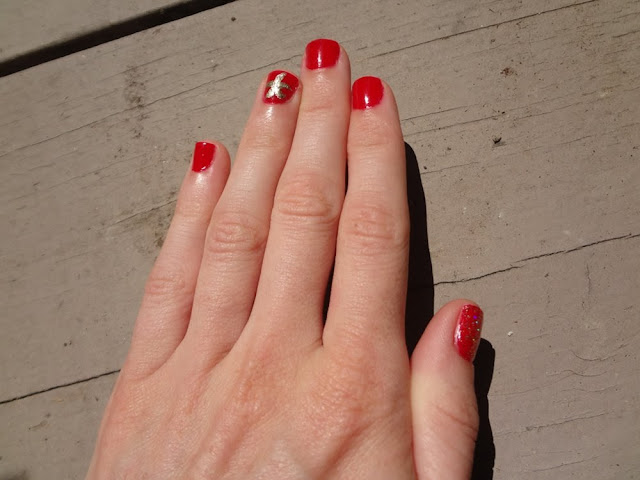 Nail art, Red nails with a golden starfish