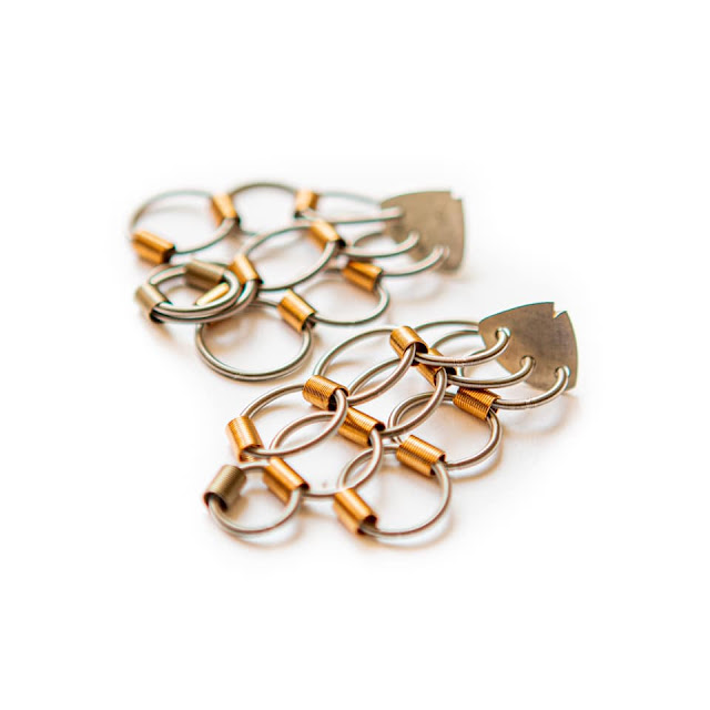 Orecchini Iris Cascata in argento 925 finitura satinata e molle in acciaio e bronzo. Designer Laura Visentin