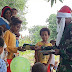 Satgas Pamtas Yonif 125/Simbisa Bagikan Bingkisan Natal dan Buku Bacaan Kepada Anak-Anak Kampung Bupul