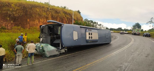 Vídeo mostra momento de colisão entre ônibus e veículo, cujo motorista morreu no sul da Bahia