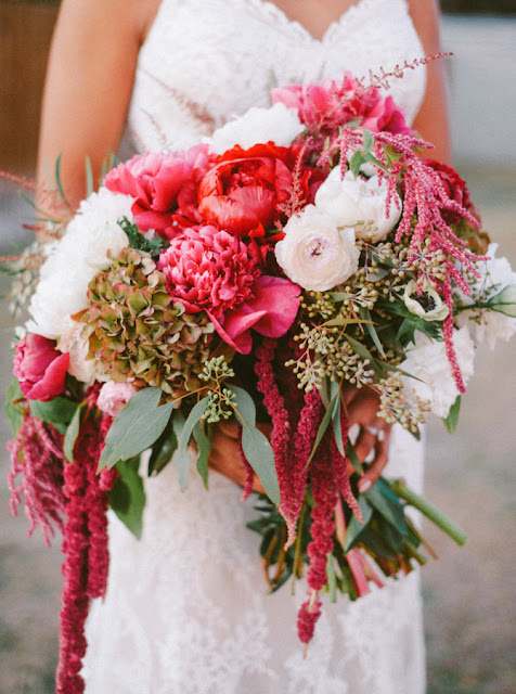 Bukiety ślubne z piwonii, dekoracje ślubne z piwonii, dekoracje weselne z piwonii, dekoracje z piwonii na ślub i wesele, kwiaty na ślub latem, kwiaty na ślub piwonie, piwonie na ślub i wesele
