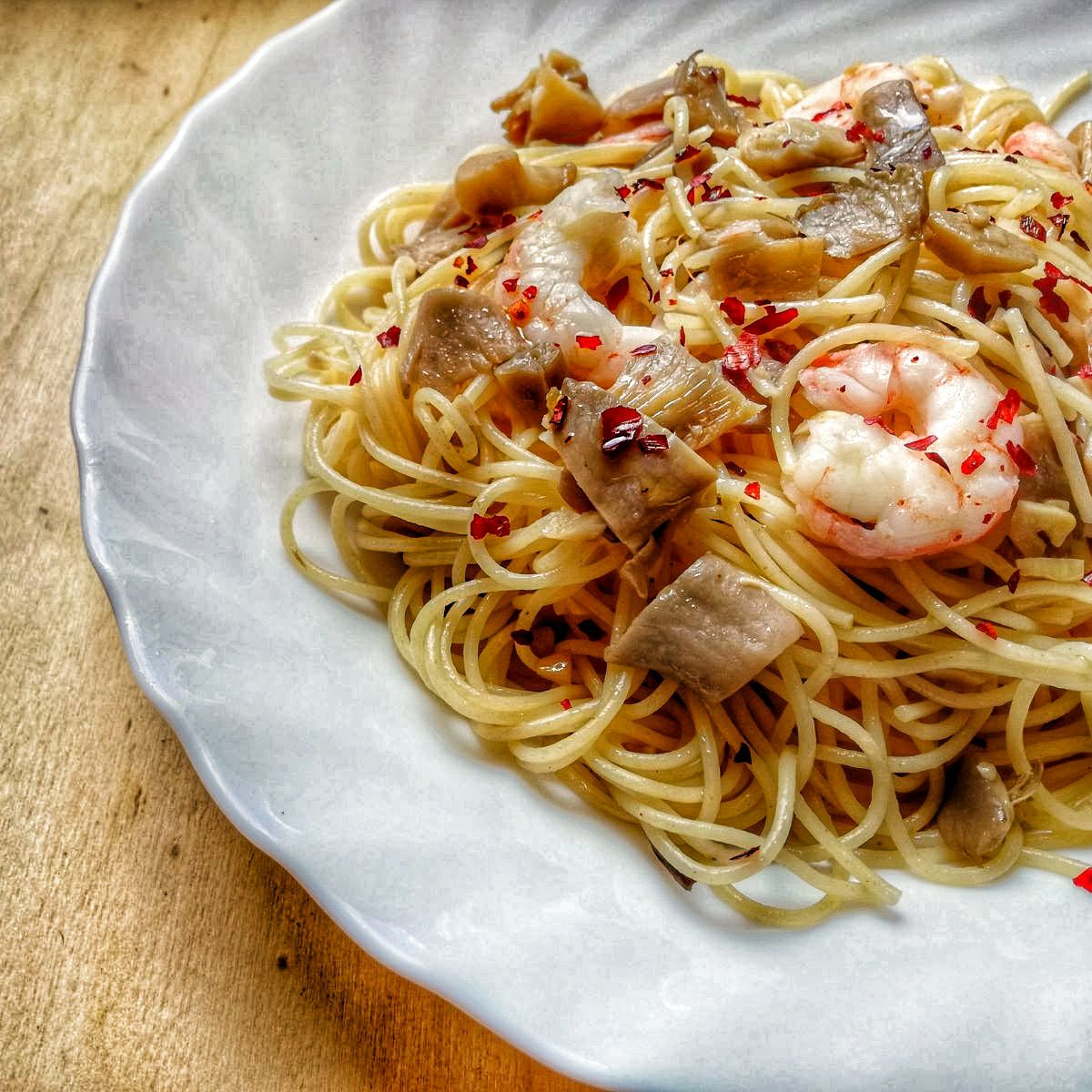 Espaguetis al ajillo con setas de cardo y langostinos - Cositas Güenas