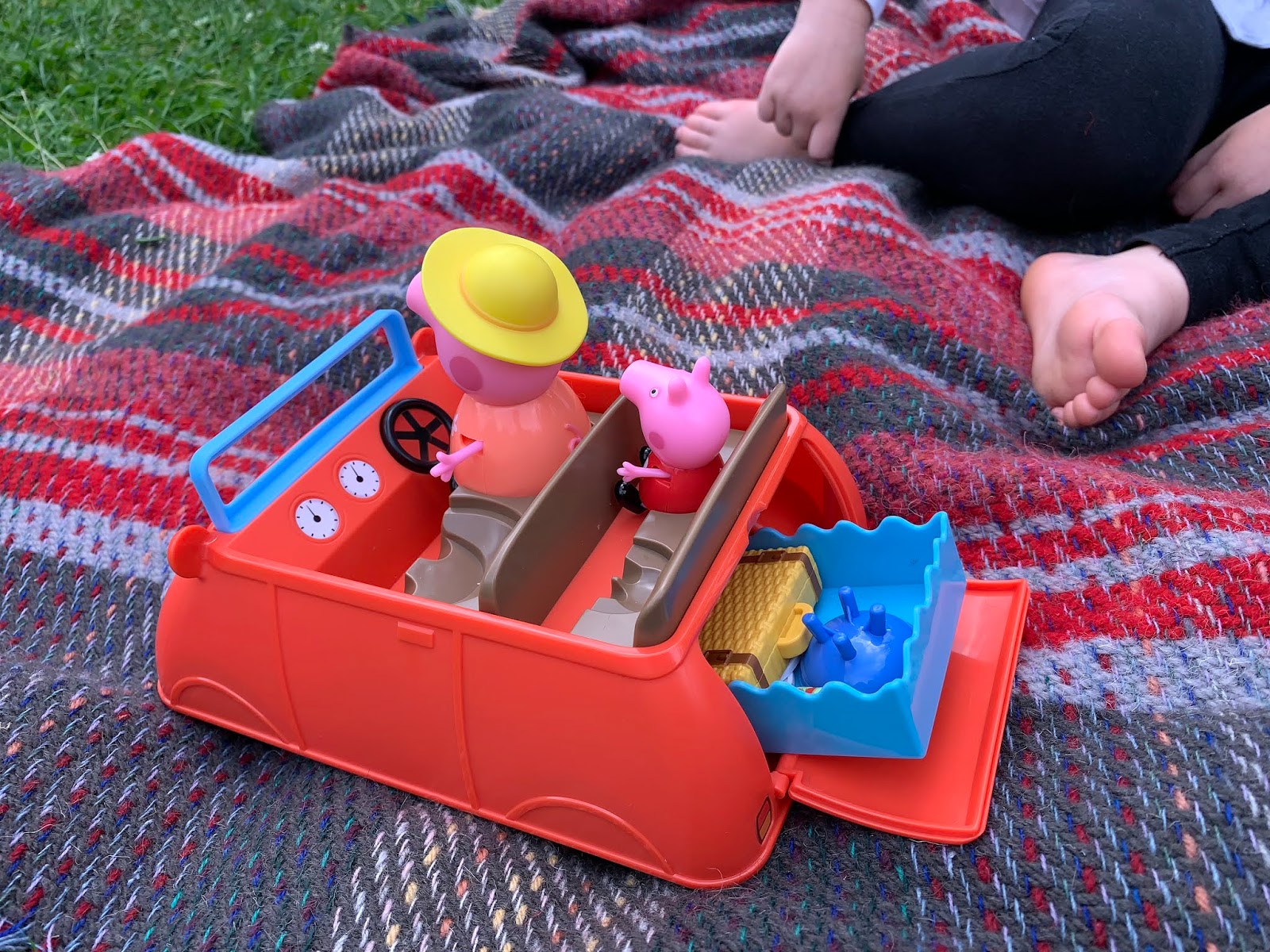 Peppa Pig Play House In The Grass Background, Peppa Pig House