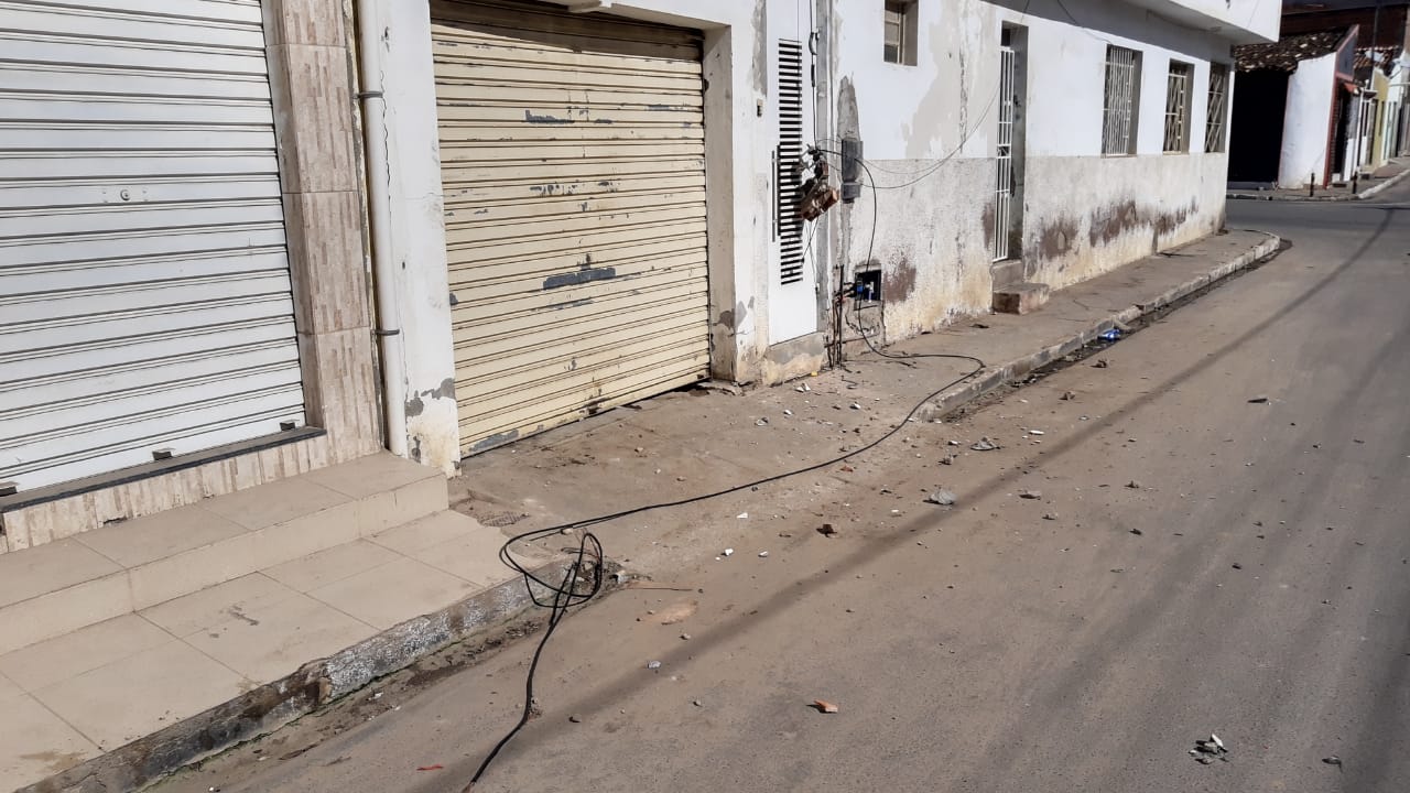 Jacobina: Caminhão baú derruba fiação na Rua da Fraternidade