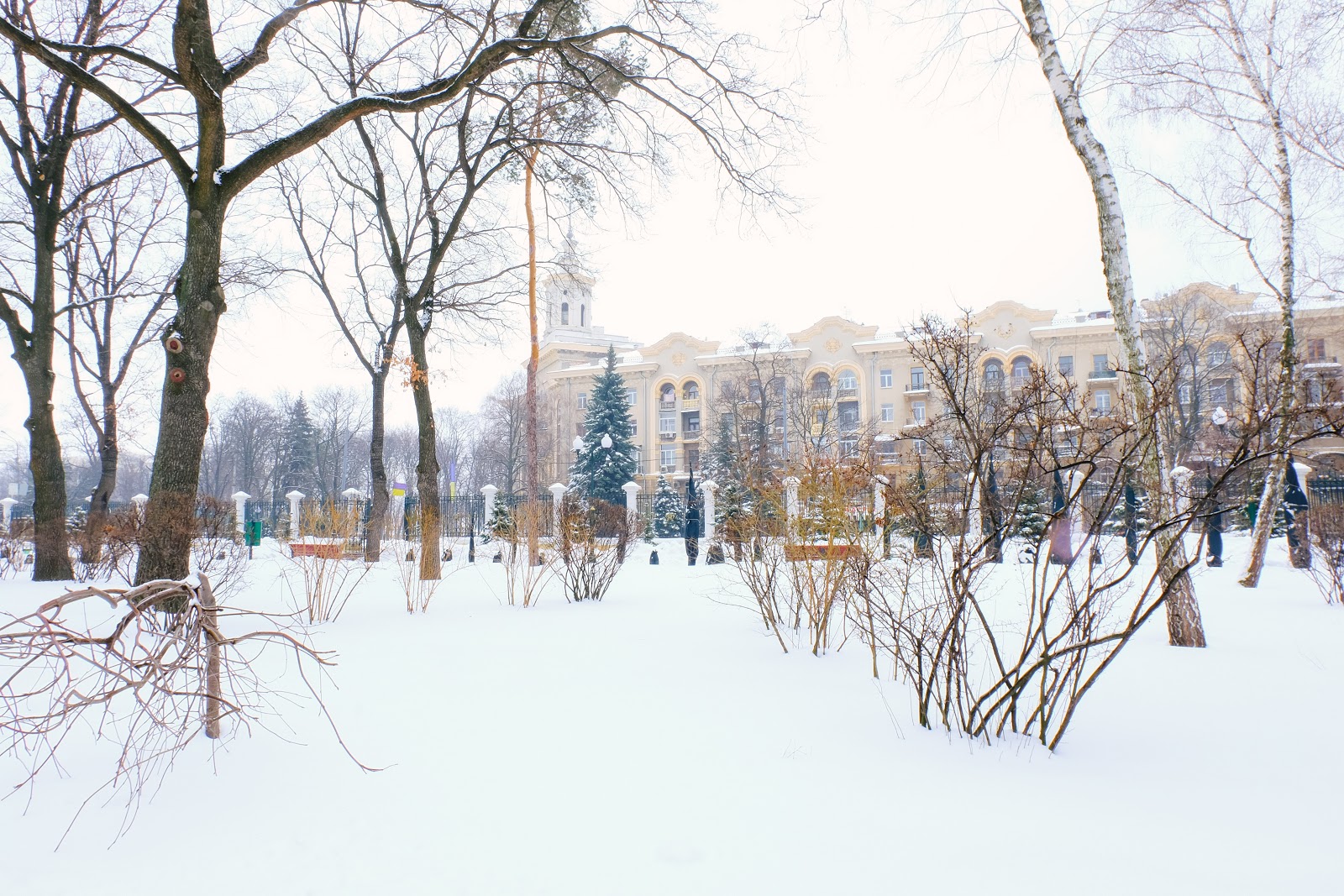 зимний харьков фото. харьков 2021. набережная реки лопань (украина, харьков) зимой. вокзал новый год. харьков зимой фото.