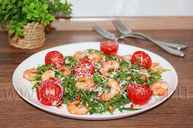 рецепт салата с креветками, рукколой и кедровыми орехами с пошаговыми фото