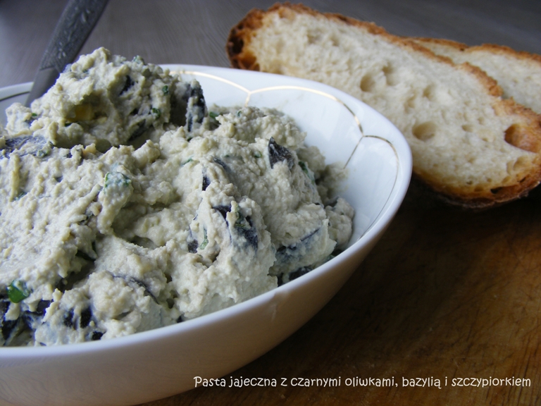 Pasta jajeczna z czarnymi oliwkami, bazylią i szczypiorkiem
