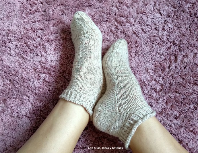 Con hilos, lanas y botones: Glastonbury Socks (patrón de Arantxa Casado, @north.knitter)