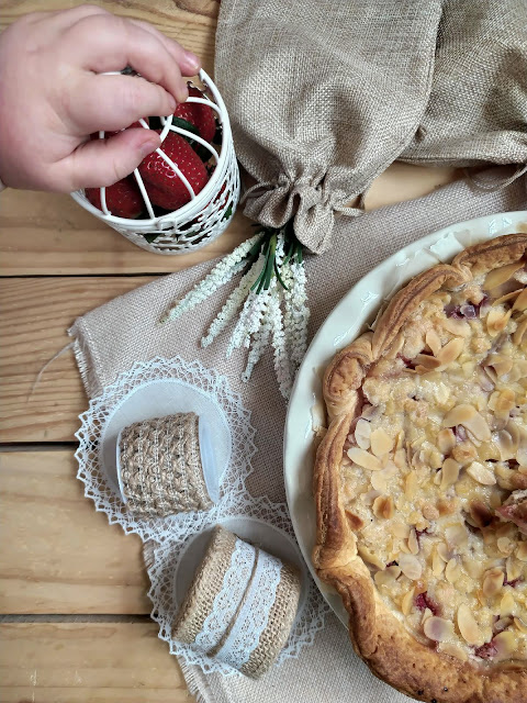 Receta de tarta de queso mascarpone con fresas y crumble de almendras. Tarta sbriciolata. Cheesecake. Postres para el día de la madre. Hojaldre Lidl Horno Cuca