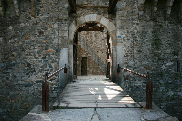 Ворота замка Кастелло-ди-Монтебелло
