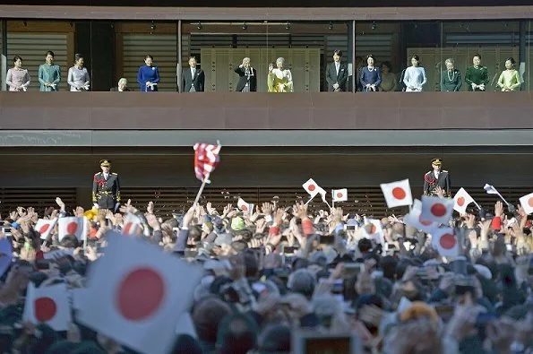 royal family members congratulated New Year of the crowd that gathered at the Imperial Palace