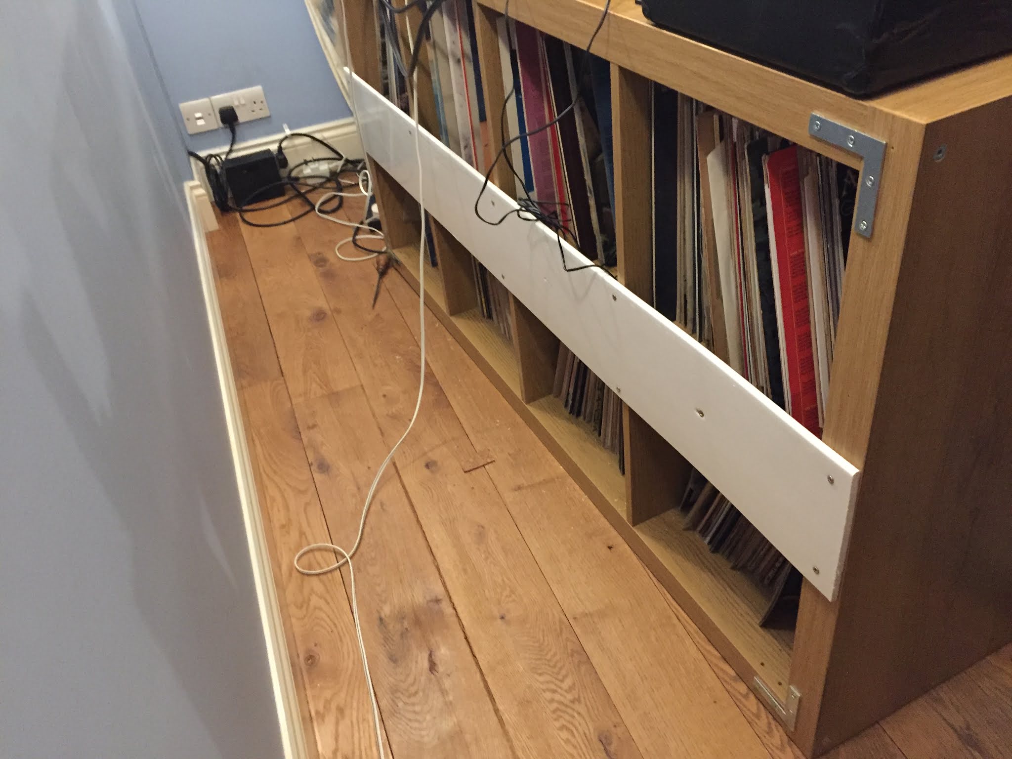 Bracing IKEA EXPEDIT or KALLAX for greater rigidity when used