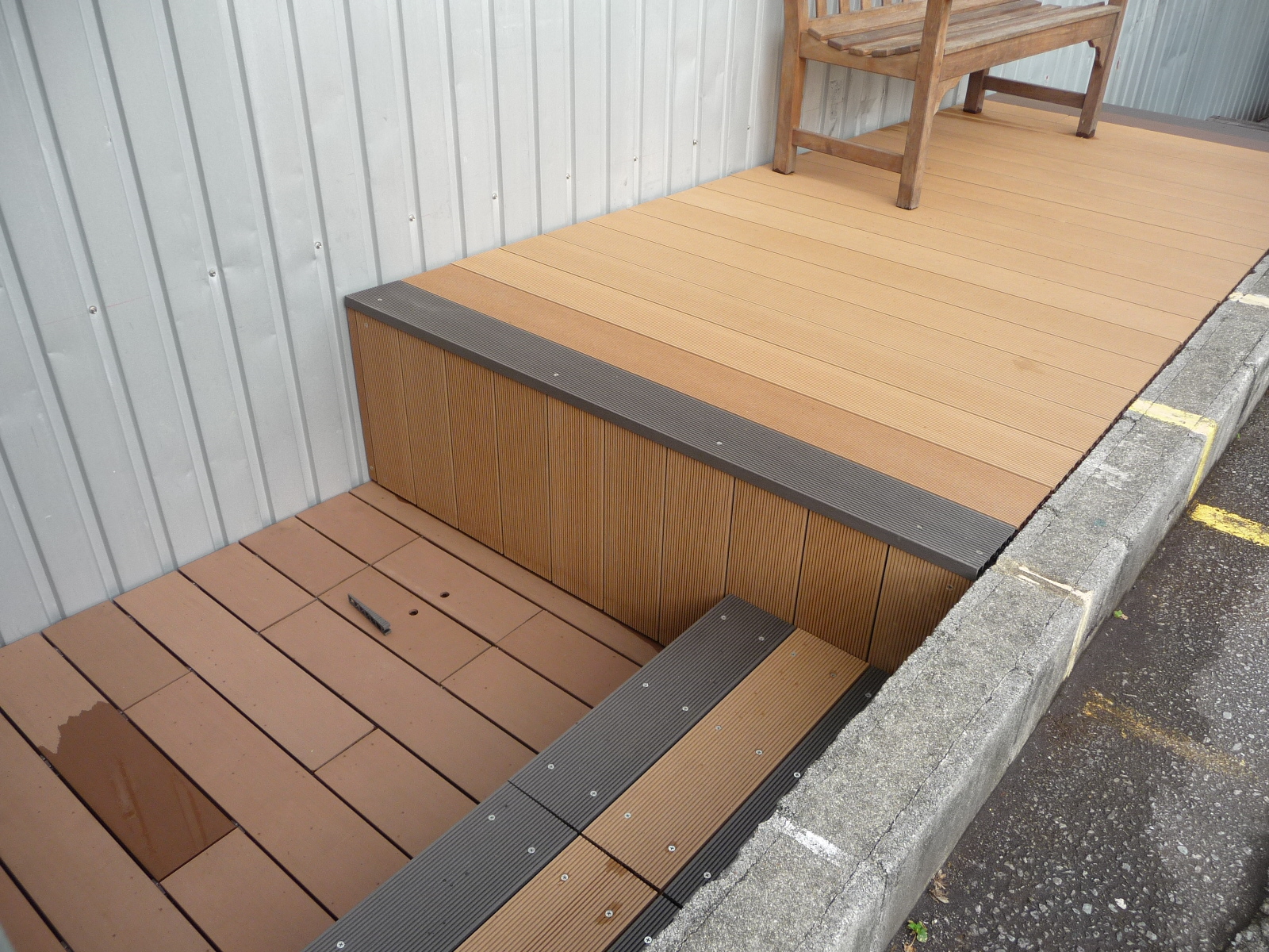 再生木デッキ材で休憩スペース