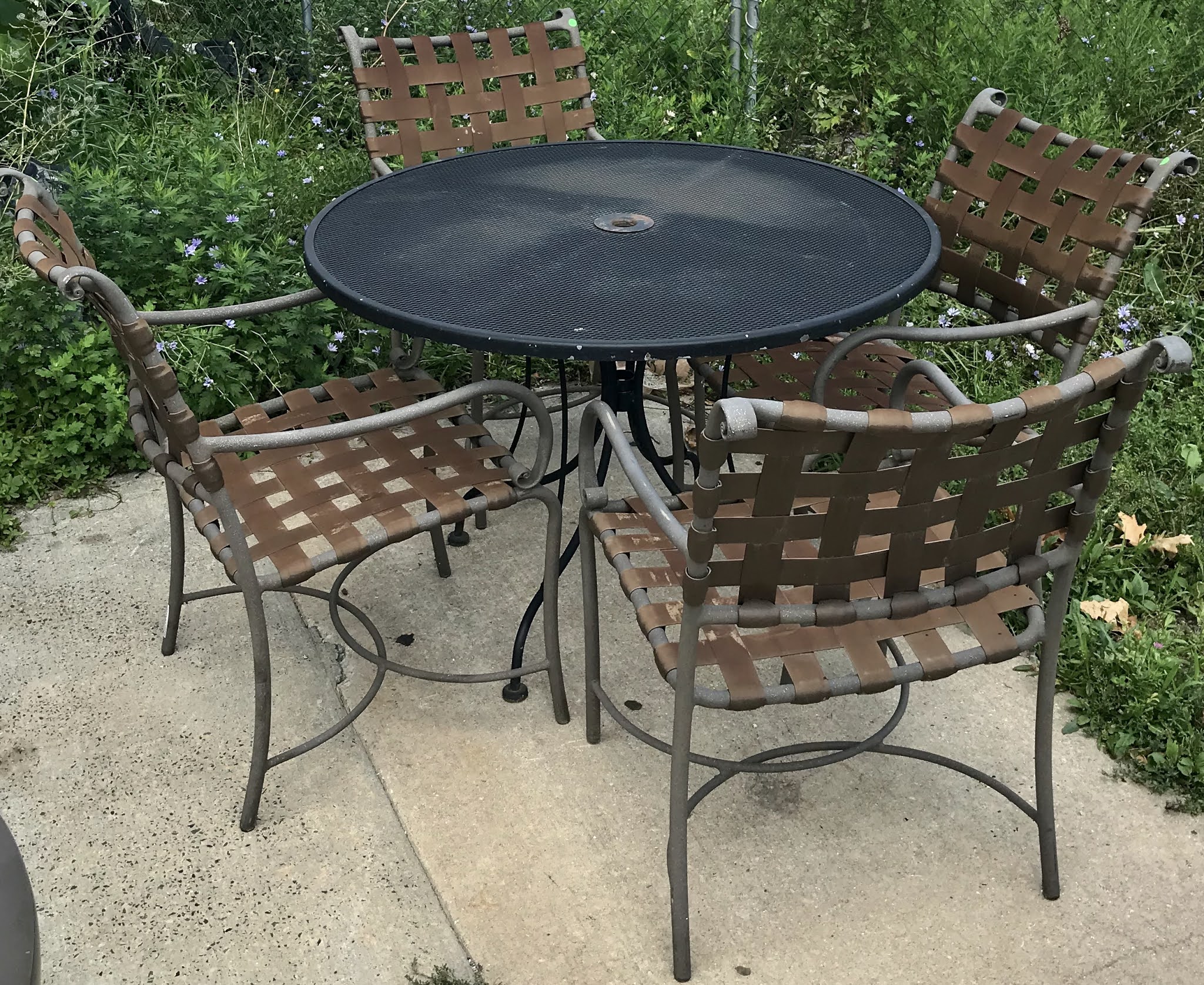 Uhuru Furniture & Collectibles 473772 Outdoor Table & 4 Chairs 125