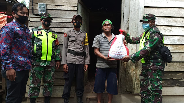 Kodam VI/MLW, Door To Door Personel Kodim 1001 Distribusikan Paket Bantuan Presiden Di wilayah Terdampak Bencana Banjir
