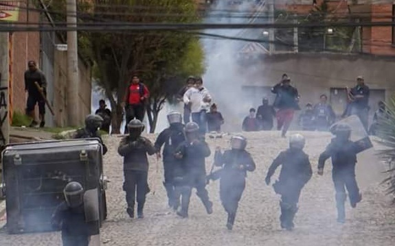 “Ahora sí, guerra civil”, El Alto resiste el golpe de Estado en Bolivia “Ahora sí, guerra civil”, El Alto resiste el golpe de Estado en Bolivia