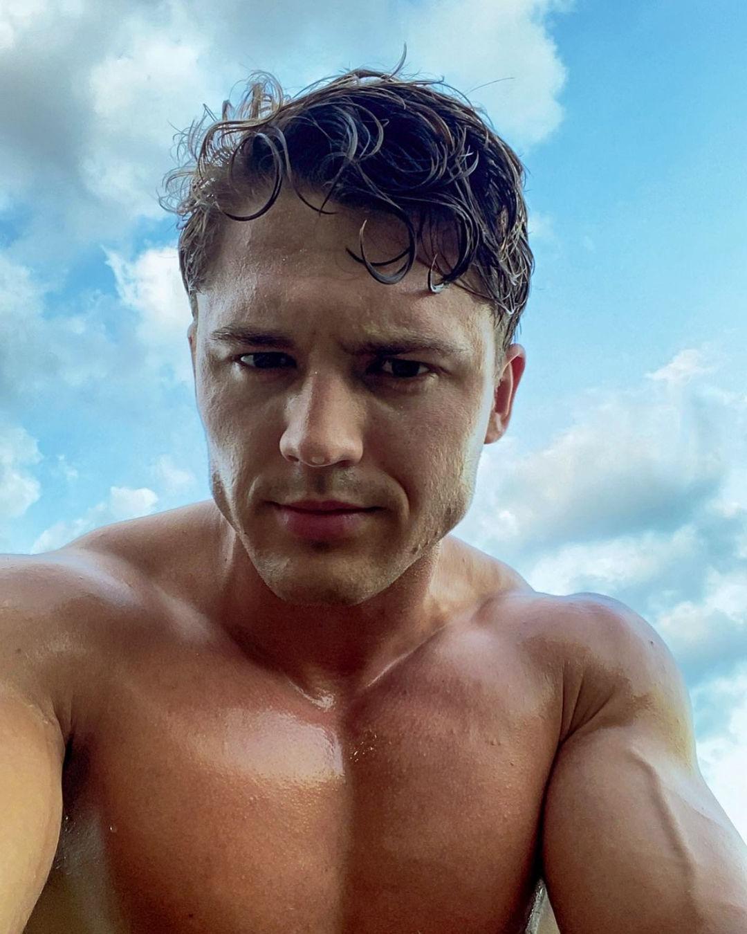 hot-sweaty-shirtless-hunk-taking-sexy-selfie-beautiful-face-jawline