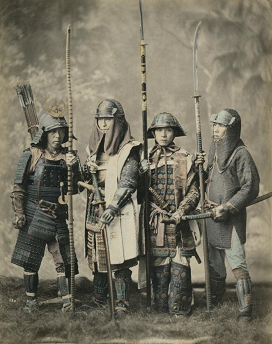 HOMBRES CON ARMADURAS Y ARMAS SAMURAI (Japón) (1880)