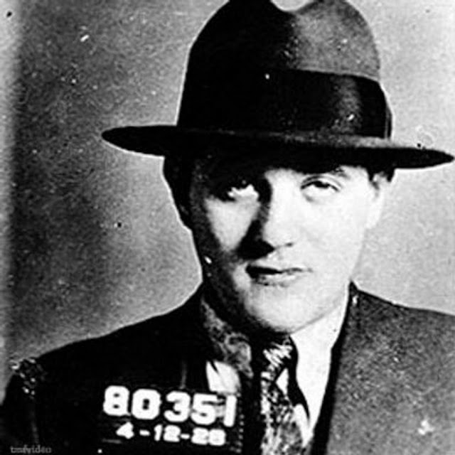 Фотография американского еврейско-американского гангстера Бенджамина «Багси» Сигела в 1920-х годах.