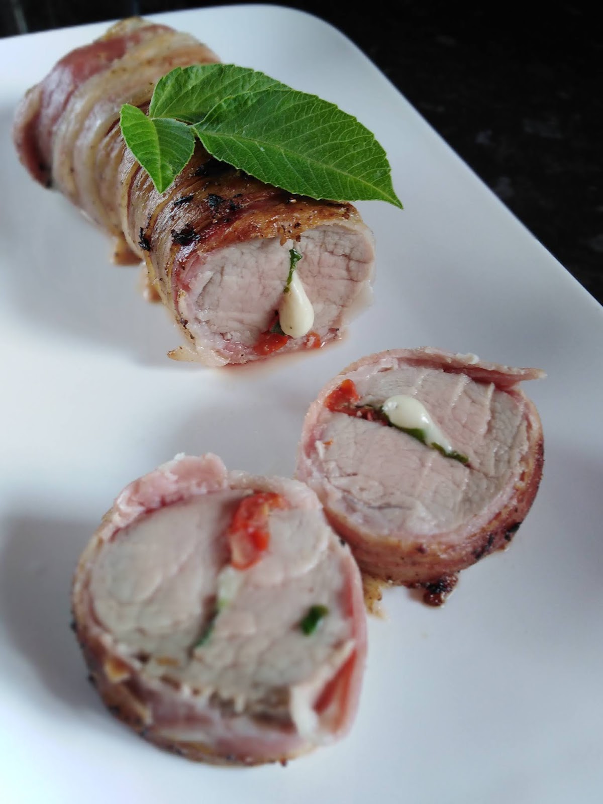 Filet mignon de porc farci au basilic mozza et tomates séchées Filet mignon de porc farci au basilic mozza et tomates séchées