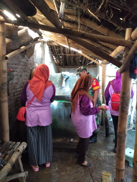 Babinsa Desa Ngarum Dampingi PSN