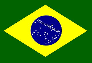 A bandeira do Brasil está escrito lula livre Brasil.