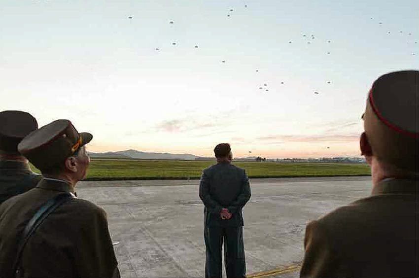 Kim%2BJong-un%2Bwatches%2BNorth%2BKorean%2Bmilitary%2Bparachute%2Boperations%2B1.jpg