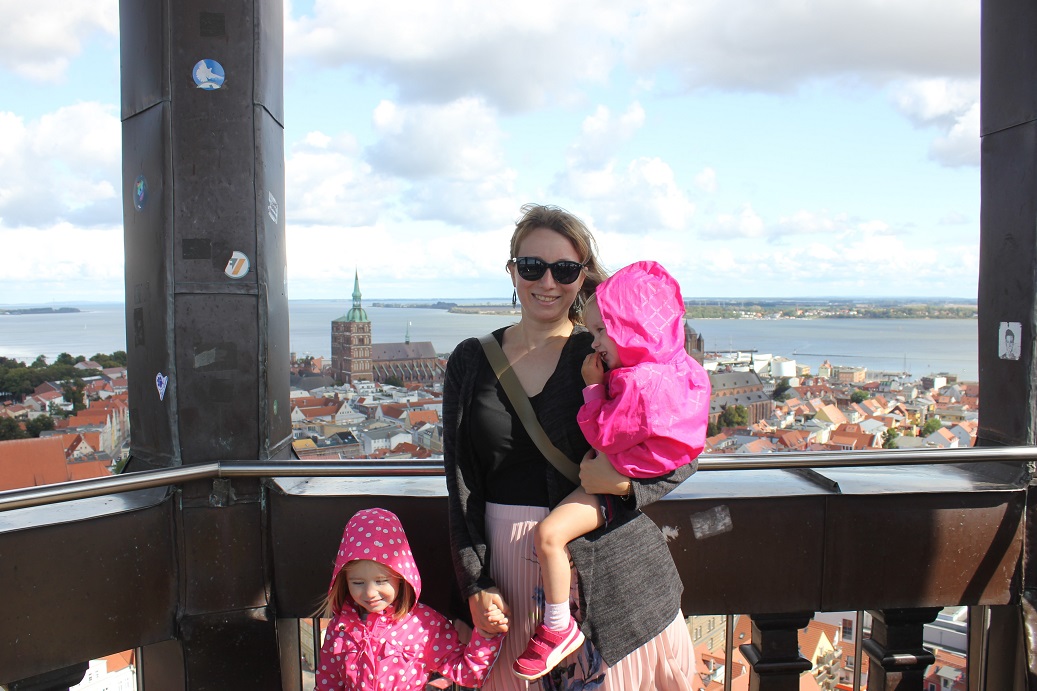 s dětmi na věži kostela Panny Marie ve Stralsundu