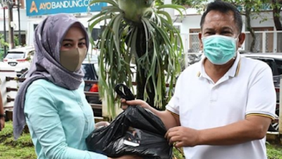 Ketua DPRD Berikan Bantuan Sembako Kepada Karyawan  & Masyarakat Terdampak Covid -19