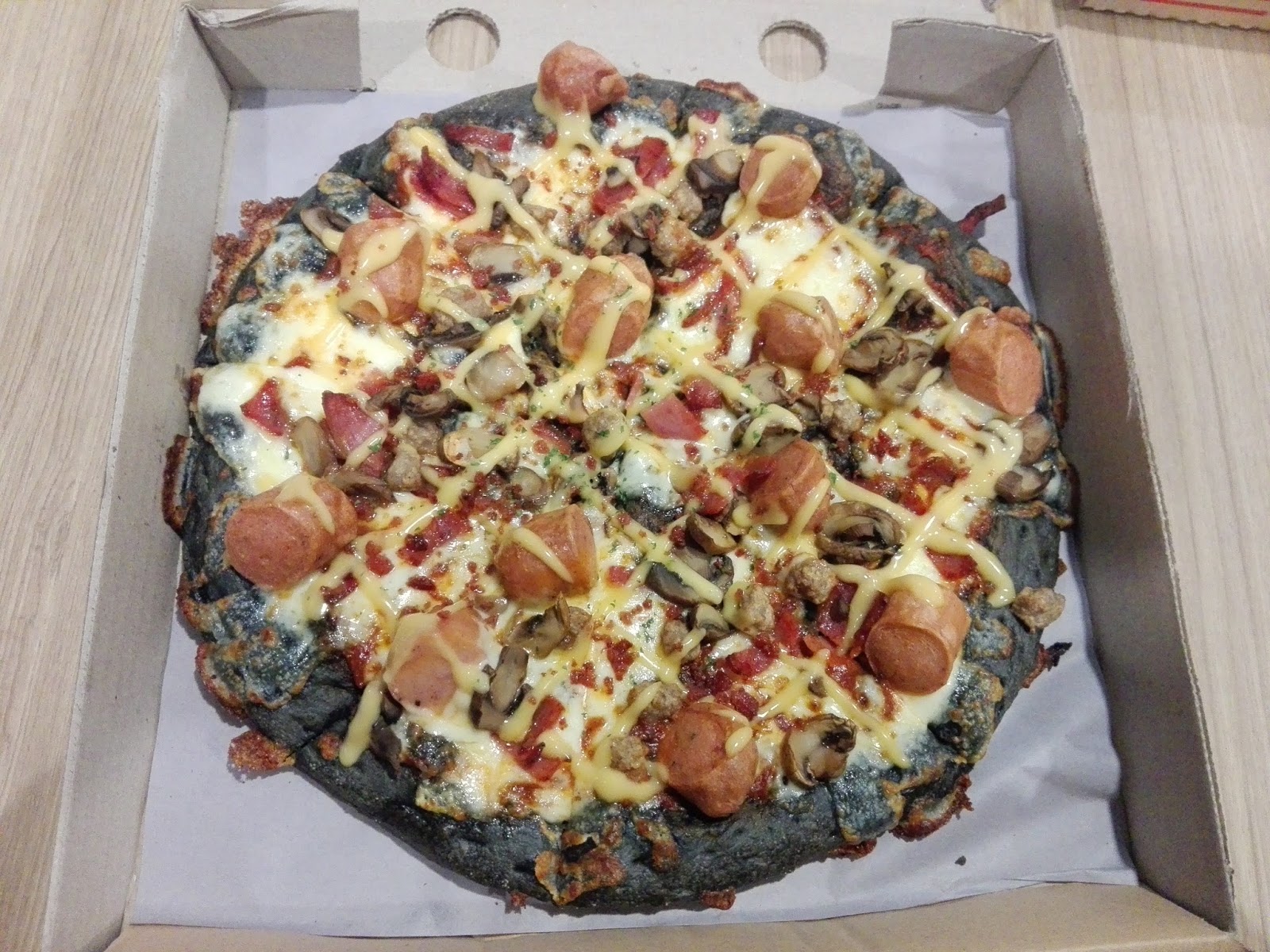 Wulan Ramadhani MENCOBA MENU BARU BLACK MEAT MONSTA DARI PIZZA HUT