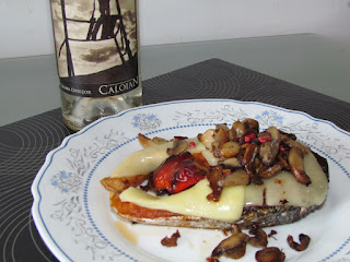 Somon cu felii de branza topita si ciuperci / Salmon with slices of melted cheese and mushrooms